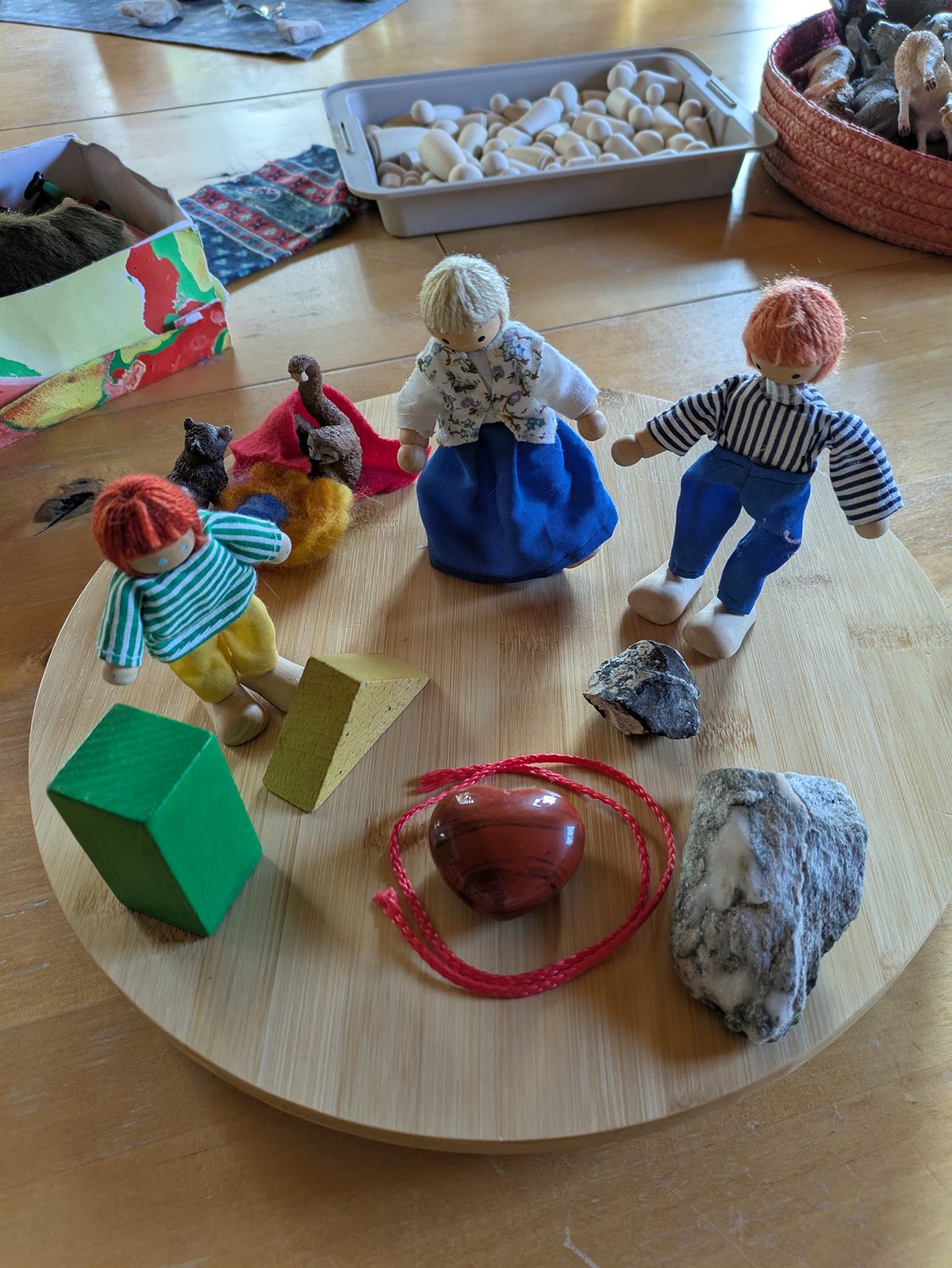 Figuren und Symbole einer intuitiven Aufstellung auf einer Schale